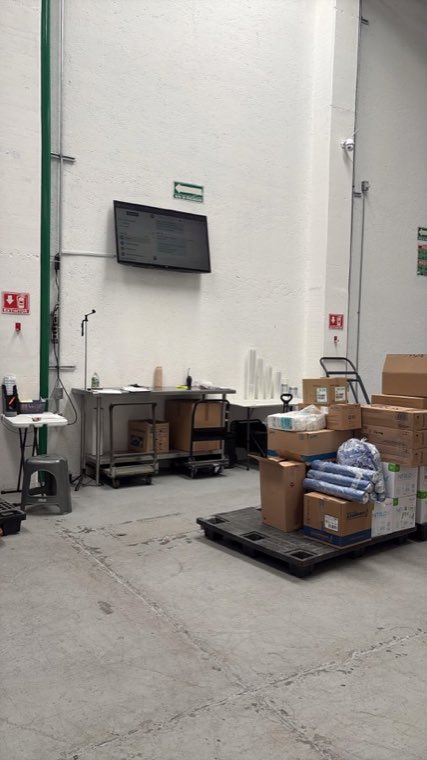 Zona de control interno con señalización de seguridad y extintor