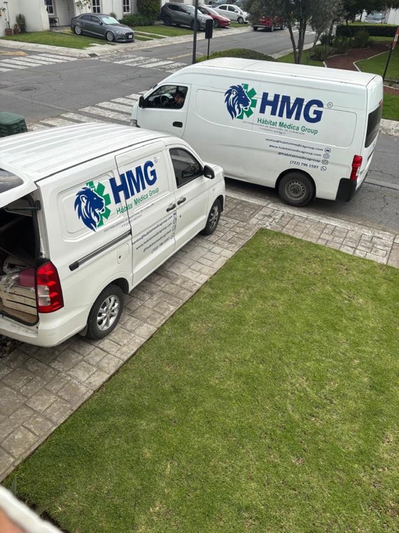Dos unidades de reparto rotuladas con el logotipo de HMG