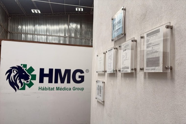 Recepción de HMG con el logotipo en muro y licencias sanitarias enmarcadas